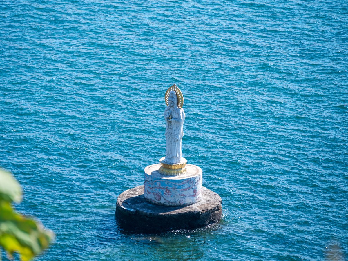 Guanyin on the rocks off the coast road — Dalian 大连, Liaoning, China