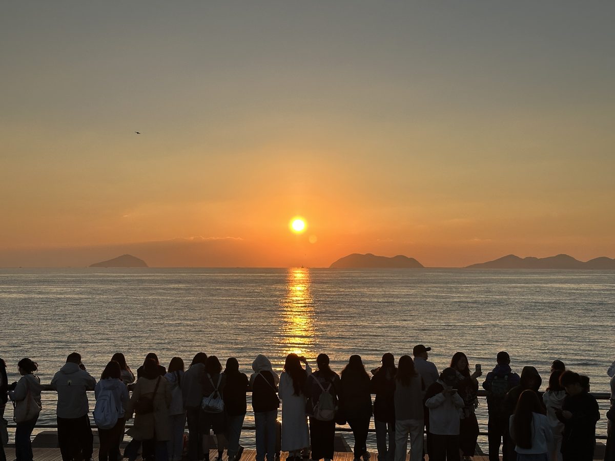 Everyone came for the same sunrise — Dalian 大连, Liaoning, China
